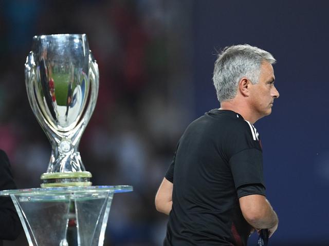 Thua Real, Mourinho tặng ”món quà vô giá” cho fan MU