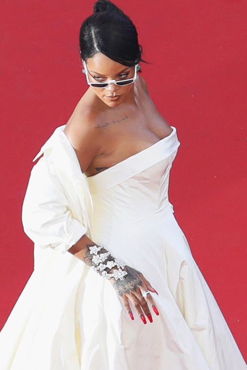 Những bộ cánh “nhìn hết muốn ăn thịt mỡ” của Rihanna! - 8