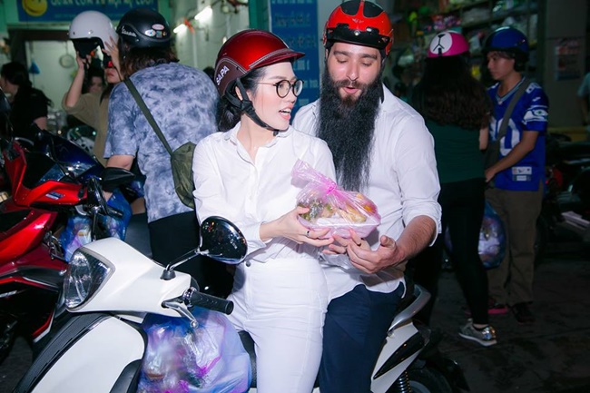 Emily Hồng Nhung trong một chuyến đi từ thiện cùng Jordan Vogt-Roberts. Cô lái xe máy chở đạo diễn "Kong: Skull Island" và được truyền thông dành nhiều sự chú ý.