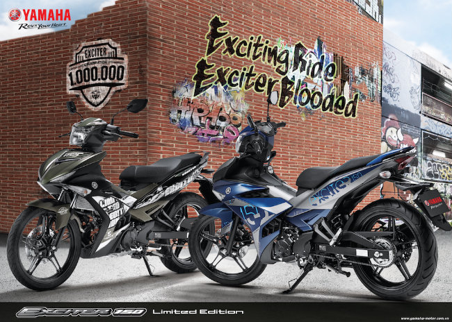 Theo một số nguồn tin, Yamaha Exciter 150 phiên bản màu xanh đen mới đã xuất hiện ở các đại lý tại khu vực Hà Nội vào hôm 8.8.2017, sau gần một tháng xuất hiện ở TP. Hồ Chí Minh. Ảnh Yamaha Exciter 150 bản màu xanh đen ở bên trái.