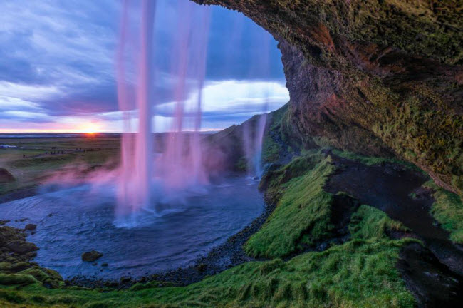 Du khách có thể đi sau thác nước Seljalandsfoss ở Iceland và vào một hang động nhỏ.