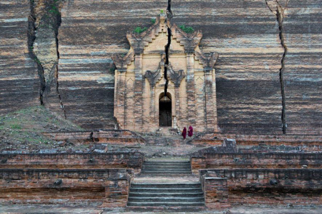 Ngôi chùa cổ Mingun bị nứt do động đất ở Mandalay, Myanmar.