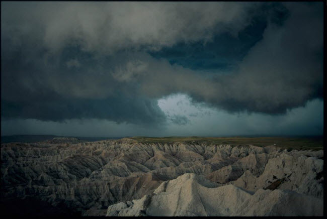 Mây đen bao phủ trên vườn quốc gia Badlands ở bang South Dakota, Mỹ.