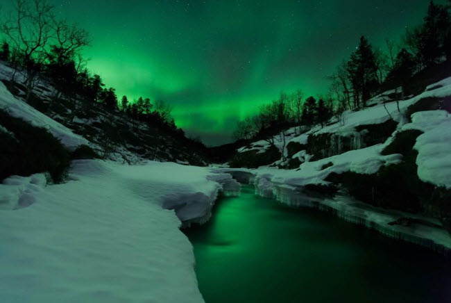 Ánh sáng bắc cực quang huyền ảo trên sông Tennevik ở Troms, Na Uy.