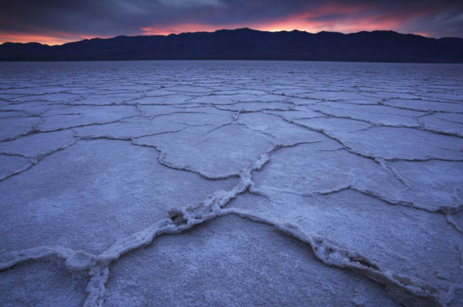 Cánh đồng muối rộng lớn trong vườn quốc gia Thung lũng Chết ở bang California, Mỹ.