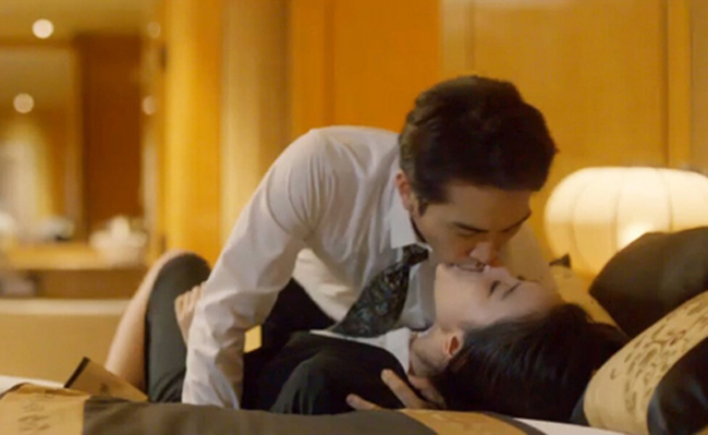 Cảnh nóng giữa Lưu Diệc Phi với Song Seung Heon trở thành chủ đề chính khi fan bình luận về phim "Tình yêu thứ ba".