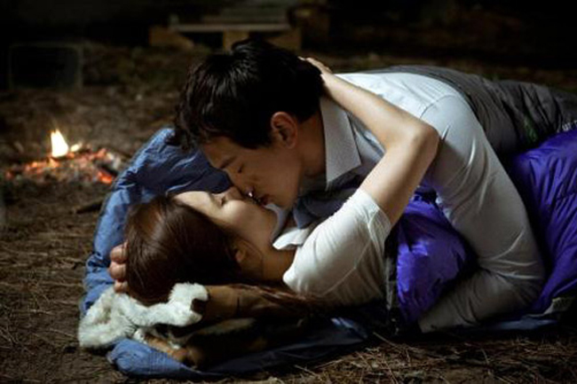 Không ít lần Shin Se Kyung đóng cảnh yêu đương đầy nhiệt tình với các bạn diễn điển trai, nổi tiếng như Bi Rain.