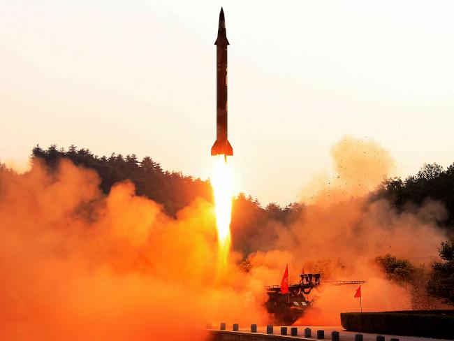 Mỹ mắc bẫy Triều Tiên nếu đánh chặn tên lửa Hwasong-12? - 1