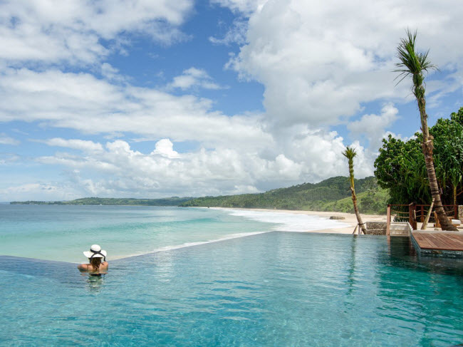 Bể bơi của khu Raja Mendaka có hướng nhìn tuyệt đẹp ra bãi biển Nihi Beach và Ấn Độ Dương.