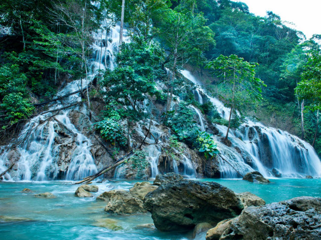 Du khách có thể khám quá các thác nước quanh khu nghỉ dưỡng. Một hành trình bao gồm 90 phút đi bộ tới hồ nước lớn, nơi bạn có thể nhảy từ trên các khối đá xuống nước.