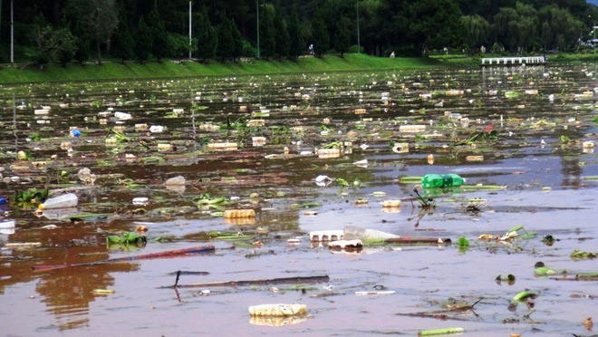 Phát hoảng khi thấy hồ Xuân Hương mộng mơ như bể chứa rác - 1