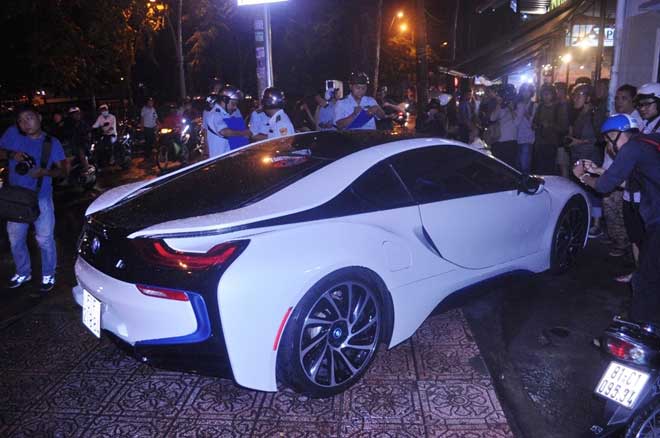 Nóng 24h qua: Ông Hải đội mưa dẹp vỉa hè, "xử" xe biển đỏ - 1