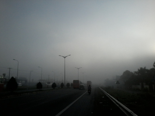 Hiện tượng lạ: Sương mù như muốn… “nuốt chửng” Cần Thơ - 1