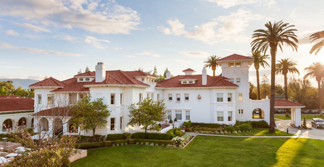 Căn biệt thự này tên là Hayes Mansion, được xây dựng từ năm 1905, tọa lạc tại San Jose, California, Mỹ.