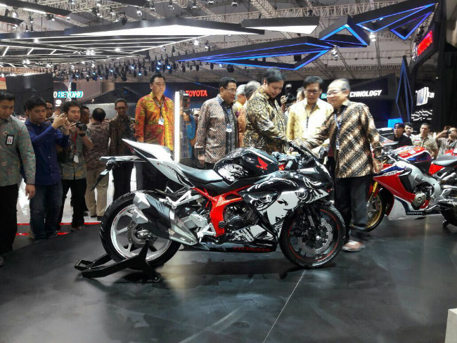 Nhà phân phối Astra Honda Motor vừa chính thức phát hành phiên bản giới hạn đặc biệt của dòng mô tô Honda CB250RR ra thị trường Jakarta, Indonesia.