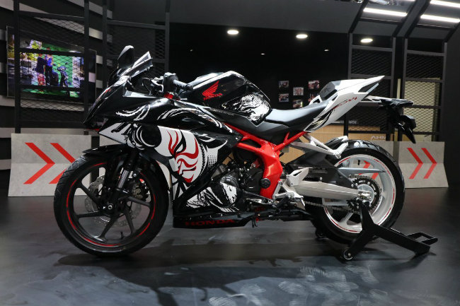 Mẫu xe Honda CBR250RR Special Limited Edition chỉ được sản xuất vỏn vẹn có 100 chiếc và được bán với giá 70,825 triệu Rp (khoảng 120 triệu VNĐ).