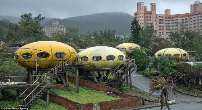 Khung cảnh hoang tàn đến lạnh người bên trong ngôi làng UFO ở Đài Loan - 1
