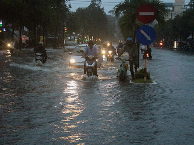 Cần Thơ: Mưa lớn, sấm sét dữ dội, đường biến thành “sông”