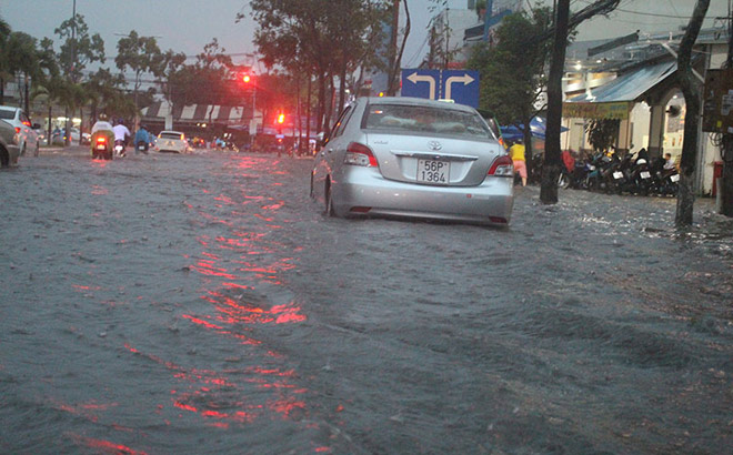 Cần Thơ: Mưa lớn, sấm sét dữ dội, đường biến thành “sông” - 2