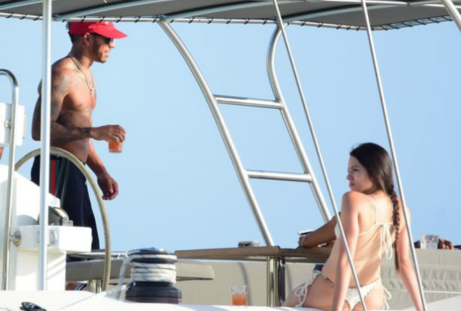 Lewis Hamilton mở tiệc bikini trên du thuyền với dàn người đẹp - 1