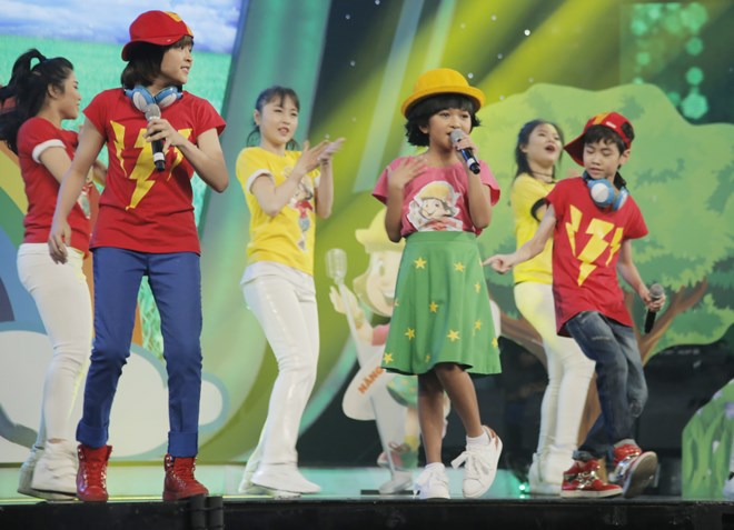 Khoe đủ tài lẻ, cậu bé 12 tuổi giành giải 300 triệu của Vietnam Idol Kids - 4