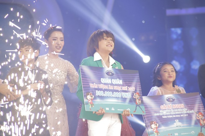 Khoe đủ tài lẻ, cậu bé 12 tuổi giành giải 300 triệu của Vietnam Idol Kids - 1