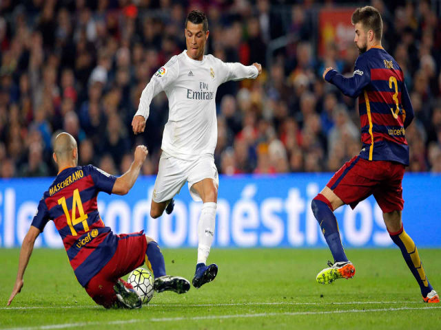Siêu kinh điển: Ronaldo đá dự bị, nhàn nhã hạ Messi & đoạt Quả bóng Vàng