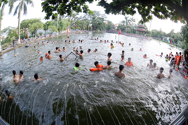 Ao tù hoá bể bơi xanh mát vạn người mê ở Hà Nội - 1