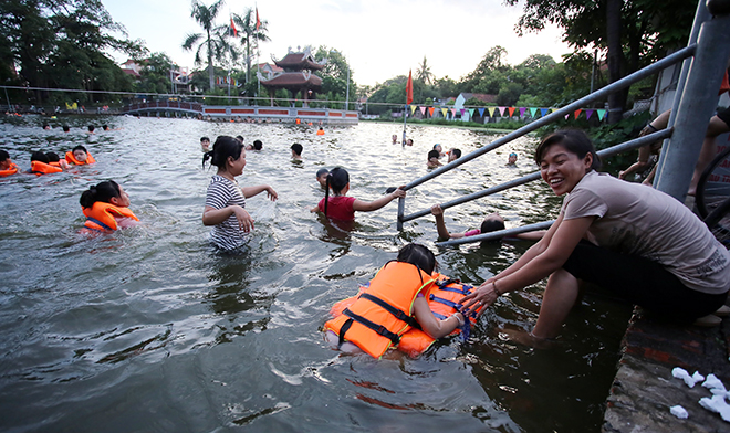 Ao tù hoá bể bơi xanh mát vạn người mê ở Hà Nội - 11