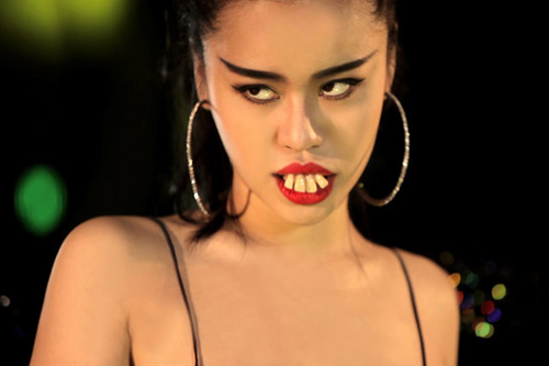 Choáng với tạo hình răng vẩu ngọng líu lô của các người đẹp màn ảnh Việt