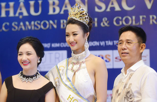 Mẹ ruột của Hoa hậu Bản sắc Việt 2016 Thu Ngân là bà Lê Thanh Hòa. Với ngoại hình trẻ trung, ưa nhìn, bà xứng đáng trong danh sách những bà mẹ sao Việt trẻ đẹp nhất hiện nay.