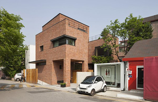Căn nhà này nằm trong khu phố cũ của Hyojadong, hướng về phía tây Kyongbok Palace ở trung tâm Seoul, Hàn Quốc.