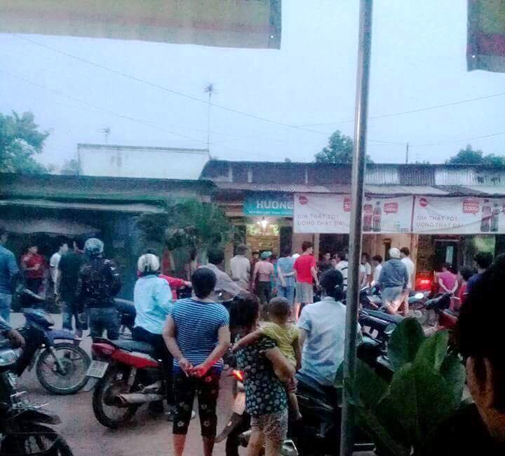 Nóng 24h qua: Liều mạng ôm bom còn nguyên kíp nổ để... chụp ảnh - 2