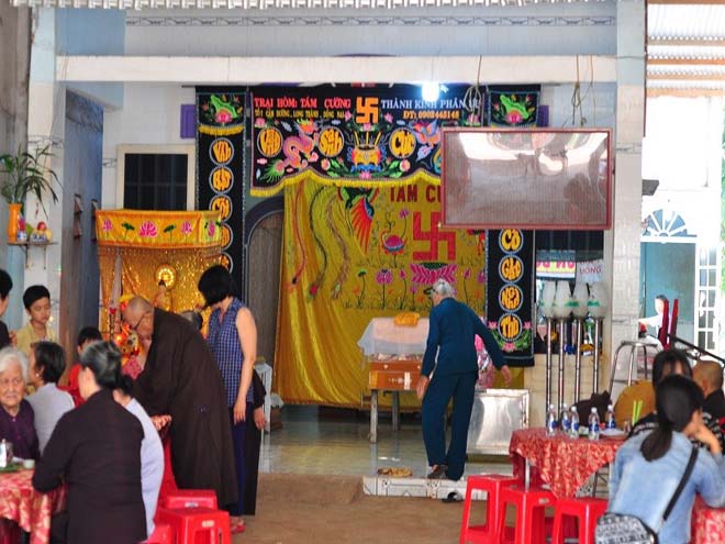 Nóng 24h qua: Liều mạng ôm bom còn nguyên kíp nổ để... chụp ảnh - 5