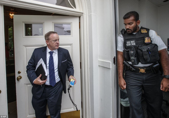 Nhà Trắng thành "đại công trường" khi ông Trump đi nghỉ - 4