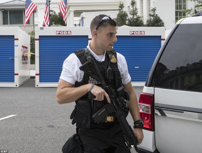Nhà Trắng thành "đại công trường" khi ông Trump đi nghỉ - 13