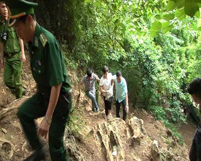 Bắt đối tượng người TQ vận chuyển gần 1 triệu USD qua biên giới - 2