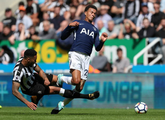 Newcastle - Tottenham: Thẻ đỏ & sụp đổ trong 9 phút - 1