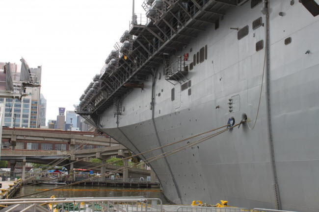 Tàu tấn công lưỡng cư USS Kearsarge của Hải quân Mỹ có chiều dài 257m, lượng giãn nước toàn tải 44.000 tấn và di chuyển với vận tốc 24 hải lý/giờ.