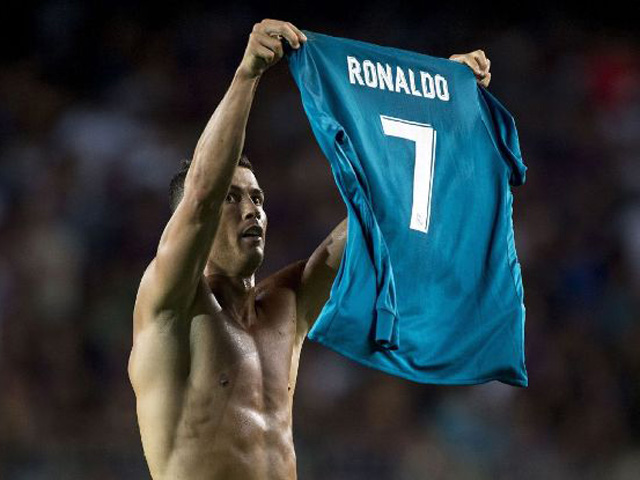 Ronaldo đọ siêu phẩm mãn nhãn với SAO trẻ Real, Barca nuốt hận