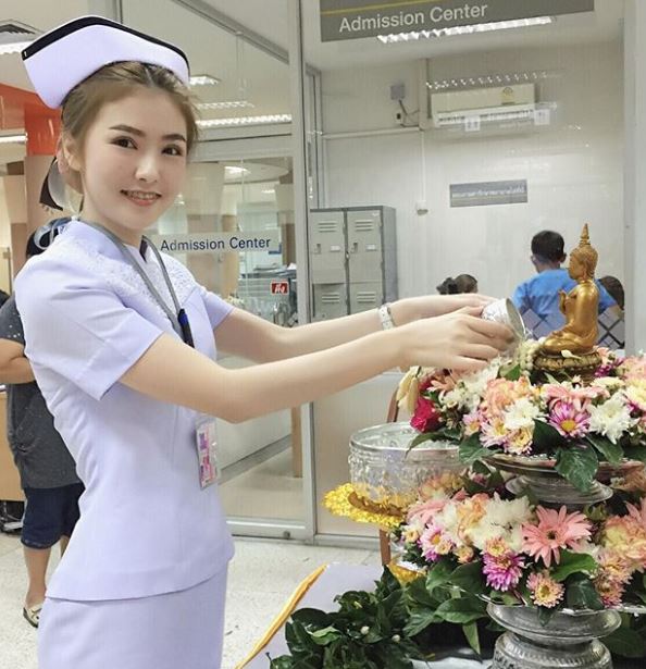 Nhan sắc nữ y tá tuổi teen khiến dân mạng Thái Lan &#34;phát sốt&#34; - 1