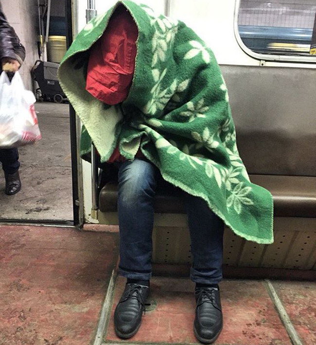 Đi tàu điện ngầm phải chuẩn bị đầy đủ để... ngủ chứ.