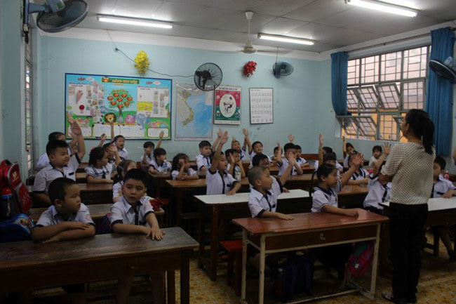 Học sinh lớp 1 mếu máo, bỡ ngỡ ngày đầu tựu trường - 9