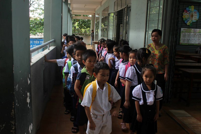 Học sinh lớp 1 mếu máo, bỡ ngỡ ngày đầu tựu trường - 10