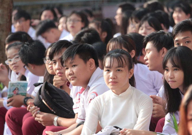 Học sinh lớp 1 mếu máo, bỡ ngỡ ngày đầu tựu trường - 13