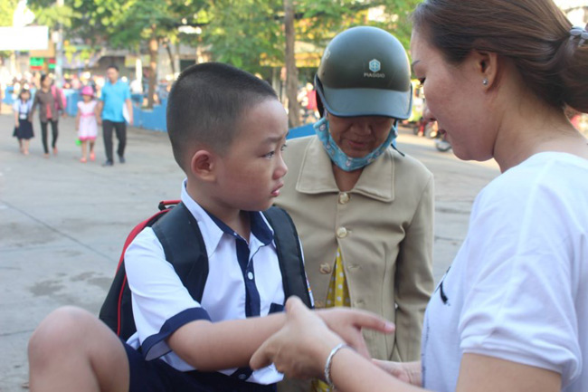 Học sinh lớp 1 mếu máo, bỡ ngỡ ngày đầu tựu trường - 1