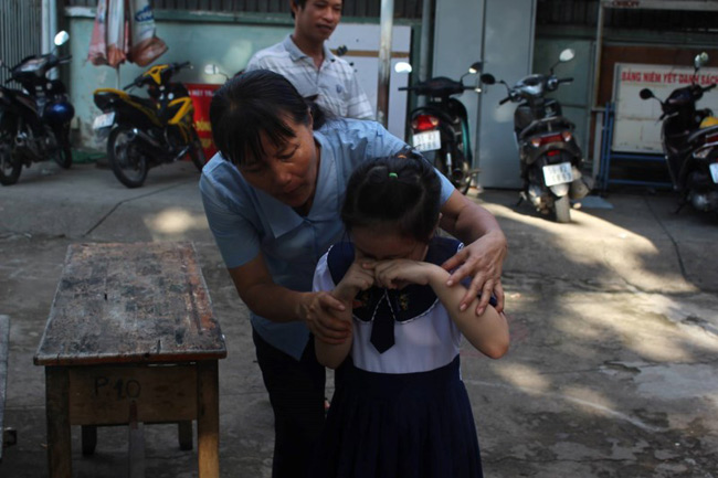 Học sinh lớp 1 mếu máo, bỡ ngỡ ngày đầu tựu trường - 3