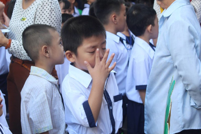 Học sinh lớp 1 mếu máo, bỡ ngỡ ngày đầu tựu trường - 4