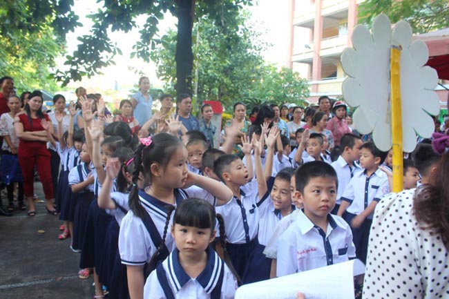 Học sinh lớp 1 mếu máo, bỡ ngỡ ngày đầu tựu trường - 7