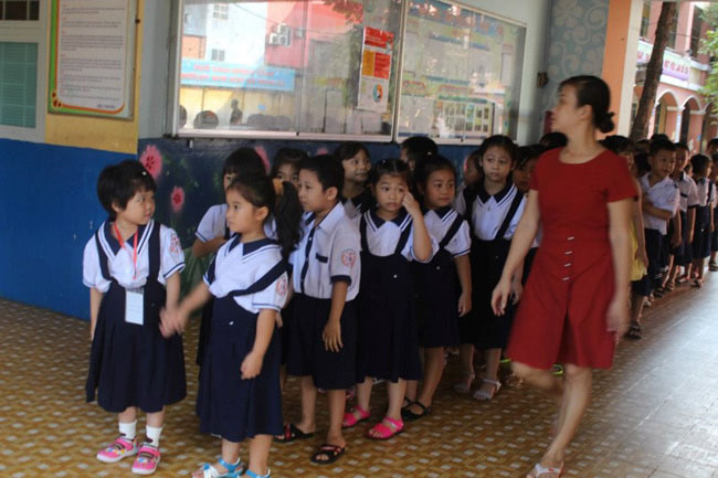 Học sinh lớp 1 mếu máo, bỡ ngỡ ngày đầu tựu trường - 8